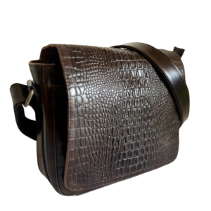 Mensajero mediano con solapa – 100% piel chocolate con grabado croco